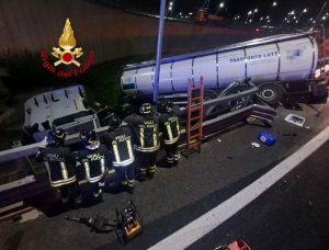 Cisterna per trasporto latte esce di strada sull'autostrada A1