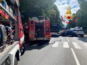 Incidente a Scandicci: scontro tra due auto e un autobus 