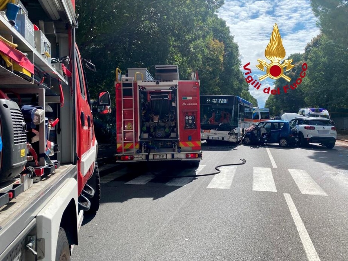 Incidente a Scandicci: scontro tra due auto e un autobus