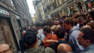 Scoppia la ressa per accaparrarsi l’ultimo modello di orologio: il negozio del centro chiude