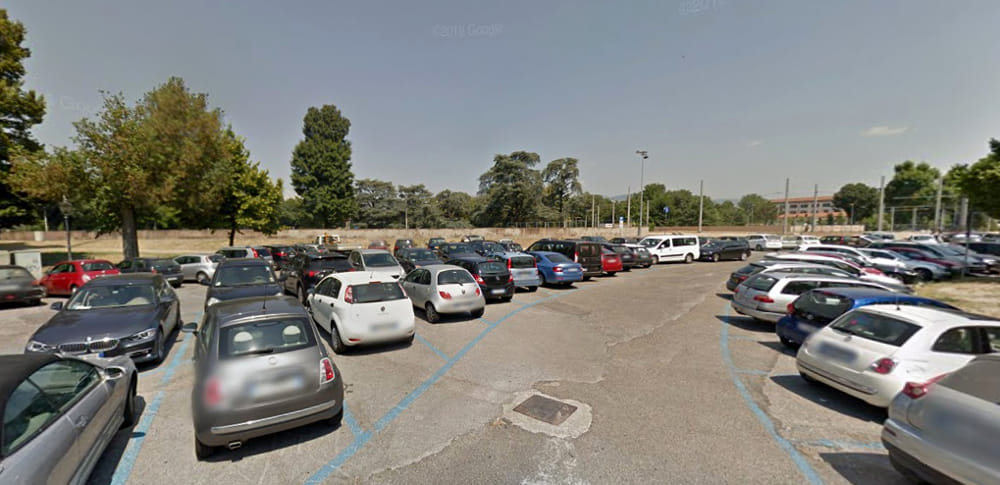 Le Cascine: trovato a rubare sulle auto parcheggiate