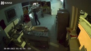 Furto al bar: sfonda la vetrata e porta via la cassa / VIDEO