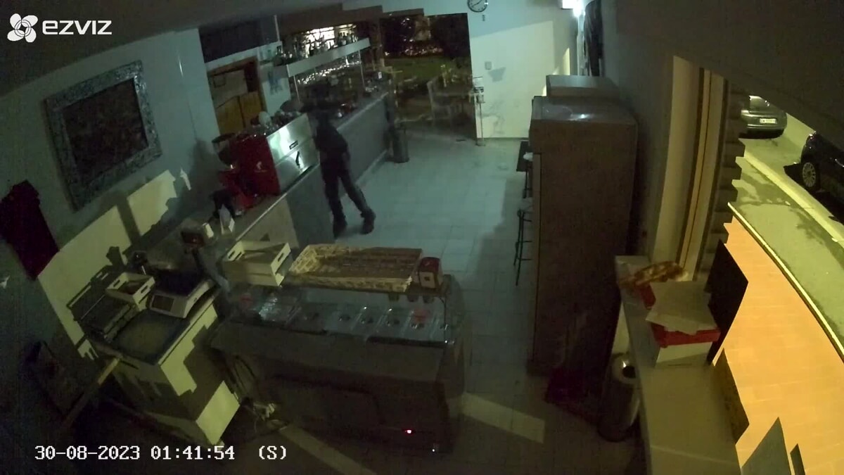 Furto al bar: sfonda la vetrata e porta via la cassa / VIDEO