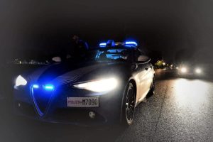 Rapina in centro: trio punta pistola a salve in faccia a un uomo
