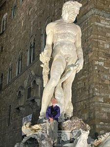Oltraggio in Signoria: monta sulla statua del Biancone per la foto 