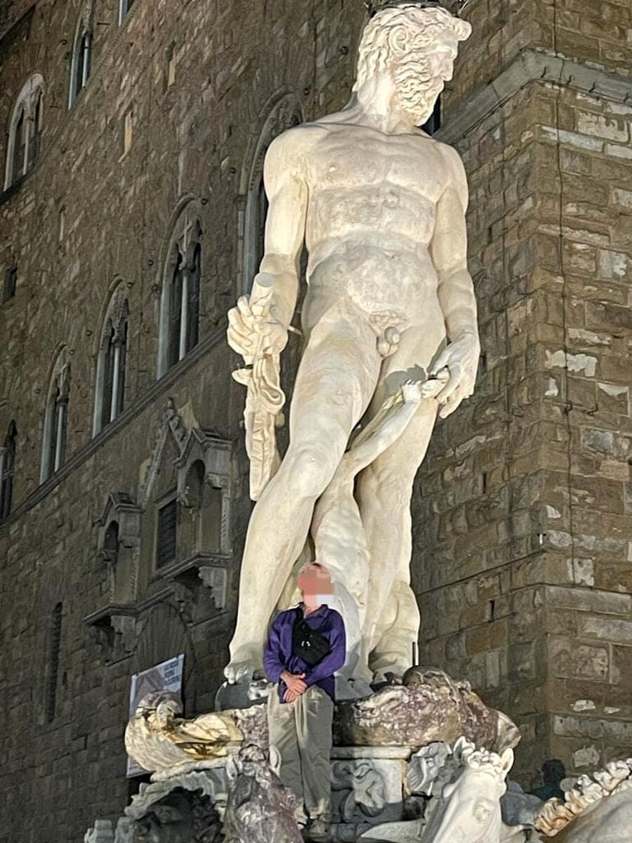 Oltraggio in Signoria: monta sulla statua del Biancone per la foto