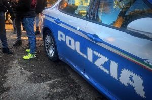 Poliziotto ferito alla gamba arresta pusher alle Cascine durante i controlli