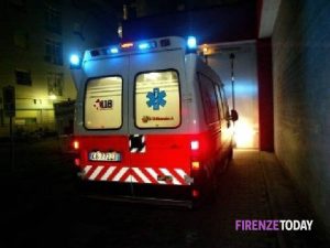 Lungarno: scavalca il parapetto e si lancia in Arno