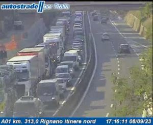 Maxi incidente in autostrada: 5 veicoli coinvolti, coda fino a 10 chilometri / LE IMMAGINI
