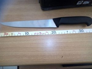 Festino alcolico in albergo: lancia coltello contro proprietario, ferito