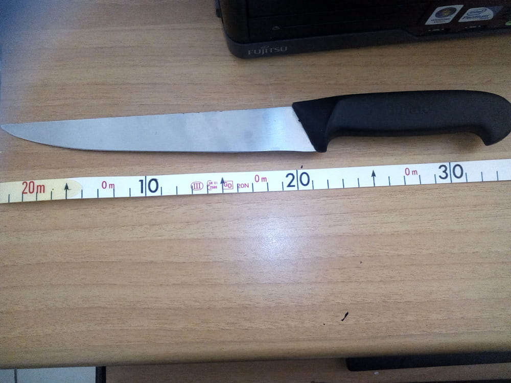 Festino alcolico in albergo: lancia coltello contro proprietario, ferito