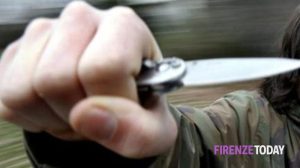 Armato di coltello tenta di rapinare un edicolante: fermato da un parente