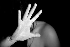 Violenza sulle donne, pronto un tavolo in Regione. Barone: “Formazione obbligatoria e lavorare in rete”