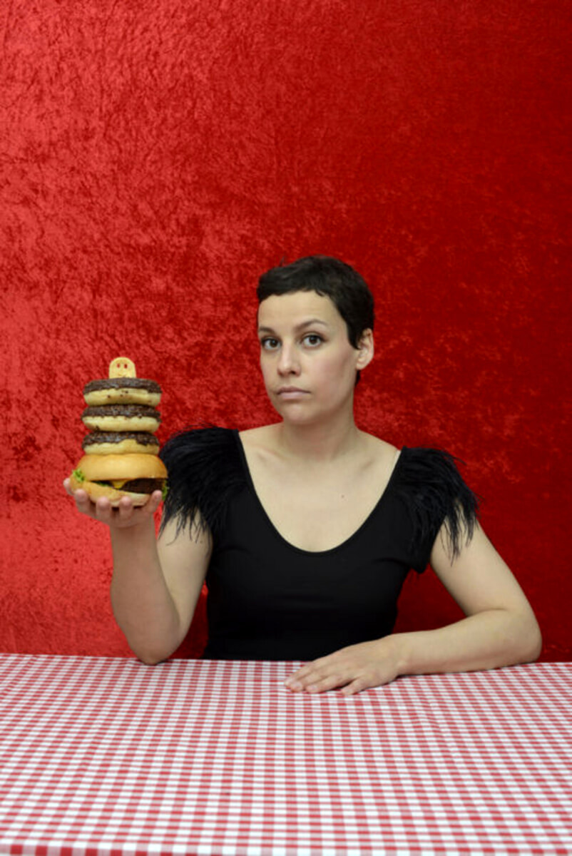 Donne e cibo: Nora Bouazzouni a Firenze presenta "Faminismo. Il sessismo è in tavola".