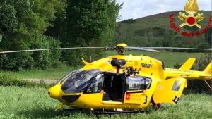 Cadono in bici: soccorsi dai vigili del fuoco e portati in ospedale