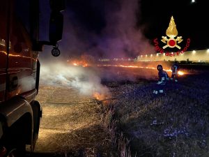 Baracche e terreni a fuoco: ingente intervento dei vigili del fuoco / FOTO