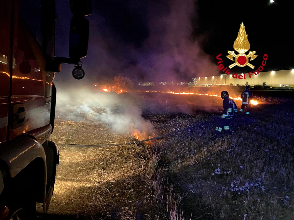 Baracche e terreni a fuoco: ingente intervento dei vigili del fuoco / FOTO