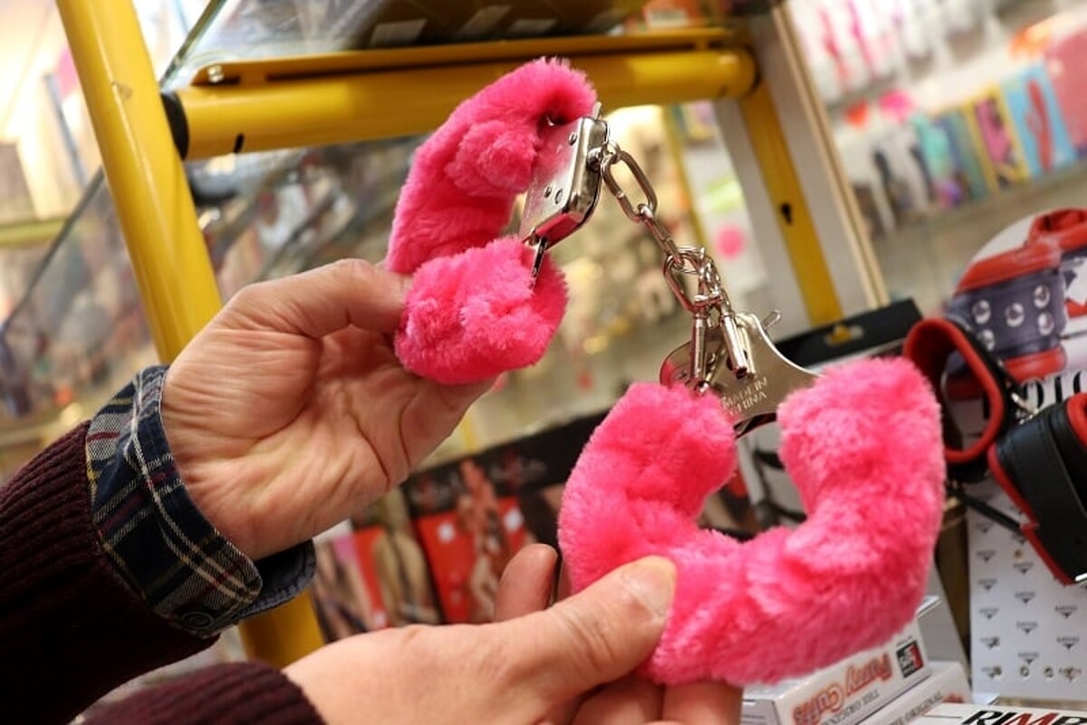 Serie di furti: colpo grosso al sexy shop