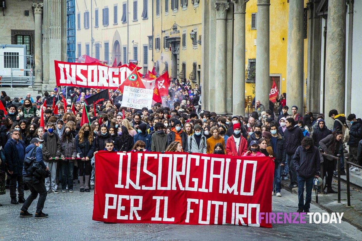 Ex Gkn, QF vuole i licenziamenti. Gli operai: "Noi cerchiamo di andare avanti e l'imprenditore pensa solo a licenziare"