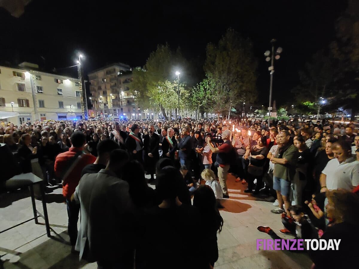 Tutta Castelfiorentino in piazza per Klodiana: "Basta donne ammazzate" / LE IMMAGINI
