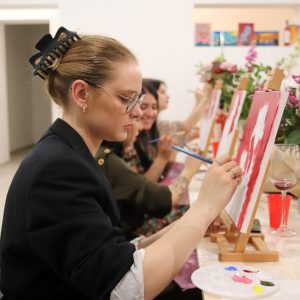 Centro: aperto studio di pittura e degustazioni di vini
