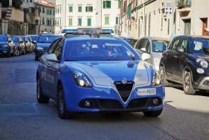 Con un etto e mezzo di droga in sella allo scoter di una persona deceduta: arrestato dalla polizia