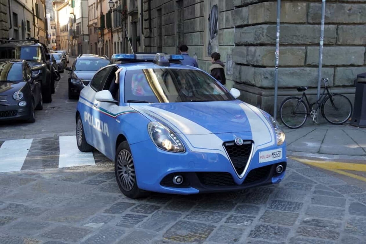 Truffa anziani da 35mila euro in centro: la polizia arresta due uomini