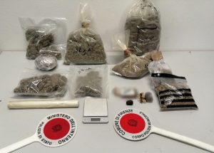 Odore di marijuana fuoriesce da un appartamento a Novoli: trovati due chili di "erba"