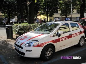Alla guida senza assicurazione e una patente falsa, scattano denunce e multe per oltre 5mila euro