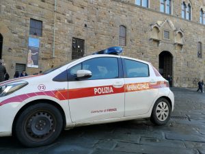 Controlli della polizia municipale su mercati e commercio ambulante, scattano le sanzioni a 11 banchi