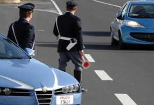 Ubriaco e senza patente: camionista fermato in autostrada tenta di fuggire ai controlli