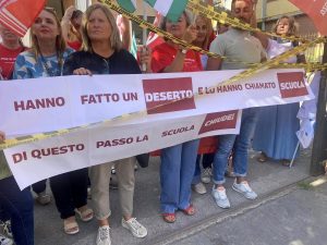Via alla scuola, ma i prof: "Di questo passo chiude"