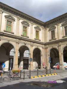 Danneggiamenti e violenze al pronto soccorso: denunciato ed espulso dall'Italia