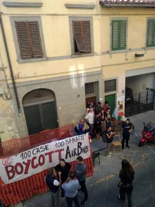 La nuda proprietà era intestata alla moglie. Il vedovo: "Non ha più nulla". Il quartiere si mobilita e blocca lo sfratto: "No a ennesimo Airbnb"