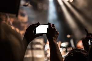 Cantante Skin a Villa Vittoria: “Attente, sta filmando le ragazze sotto la gonna”