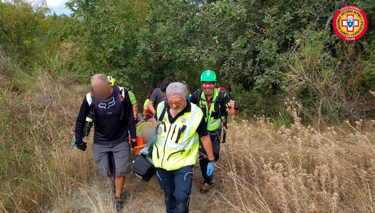Biker 60enne cade in Mugello: interviene il soccorso alpino, portato in ospedale col Pegaso