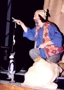 "Chi c'è nel sacco?", teatro di marionette e attori