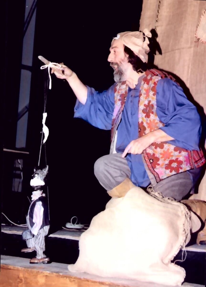 "Chi c'è nel sacco?", teatro di marionette e attori