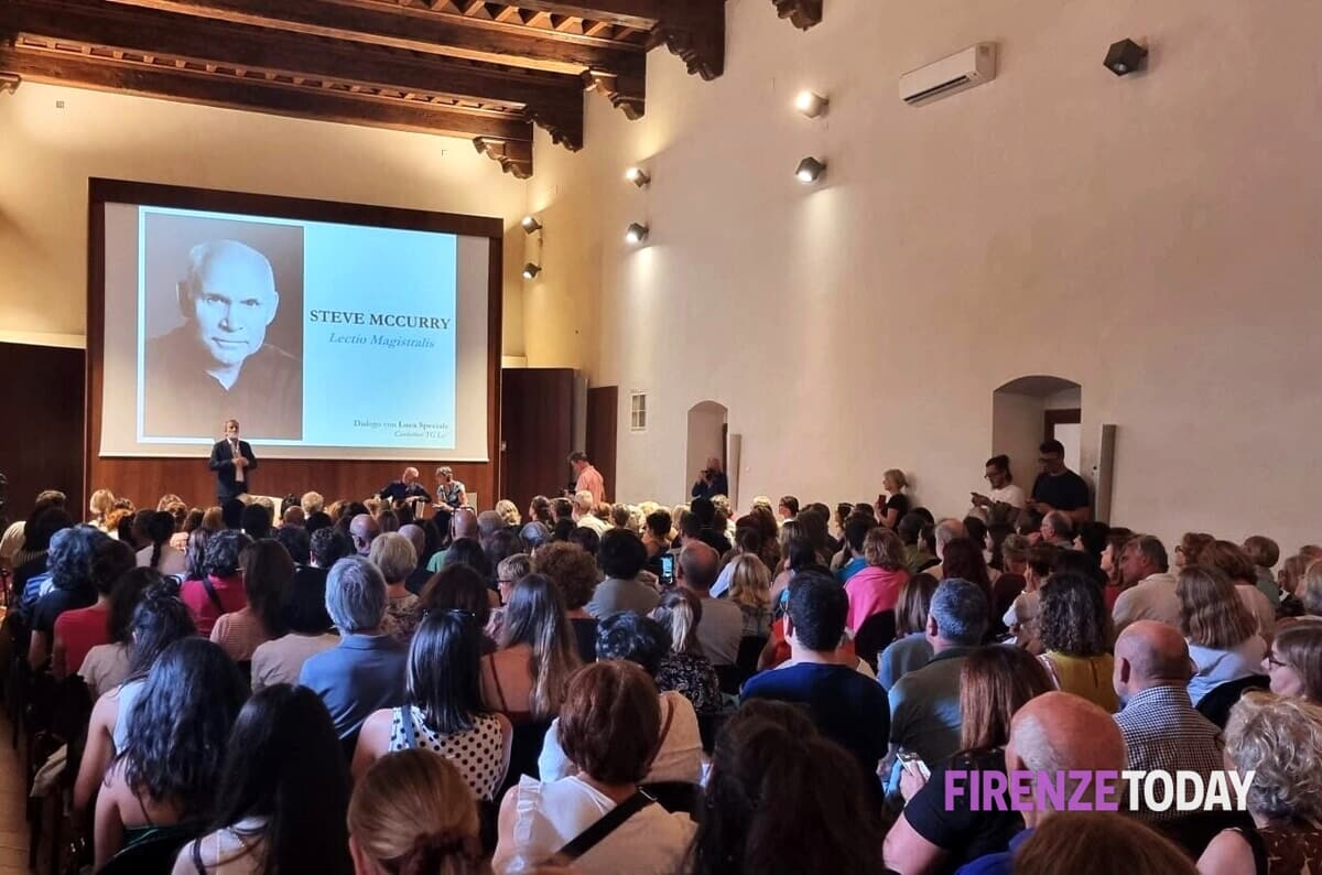 Fotografia, pienone per il fotografo McCurry. “Firenze una delle città più belle del mondo”