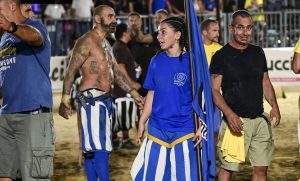 Prato: la prima volta di una donna nel gioco della Palla Grossa
