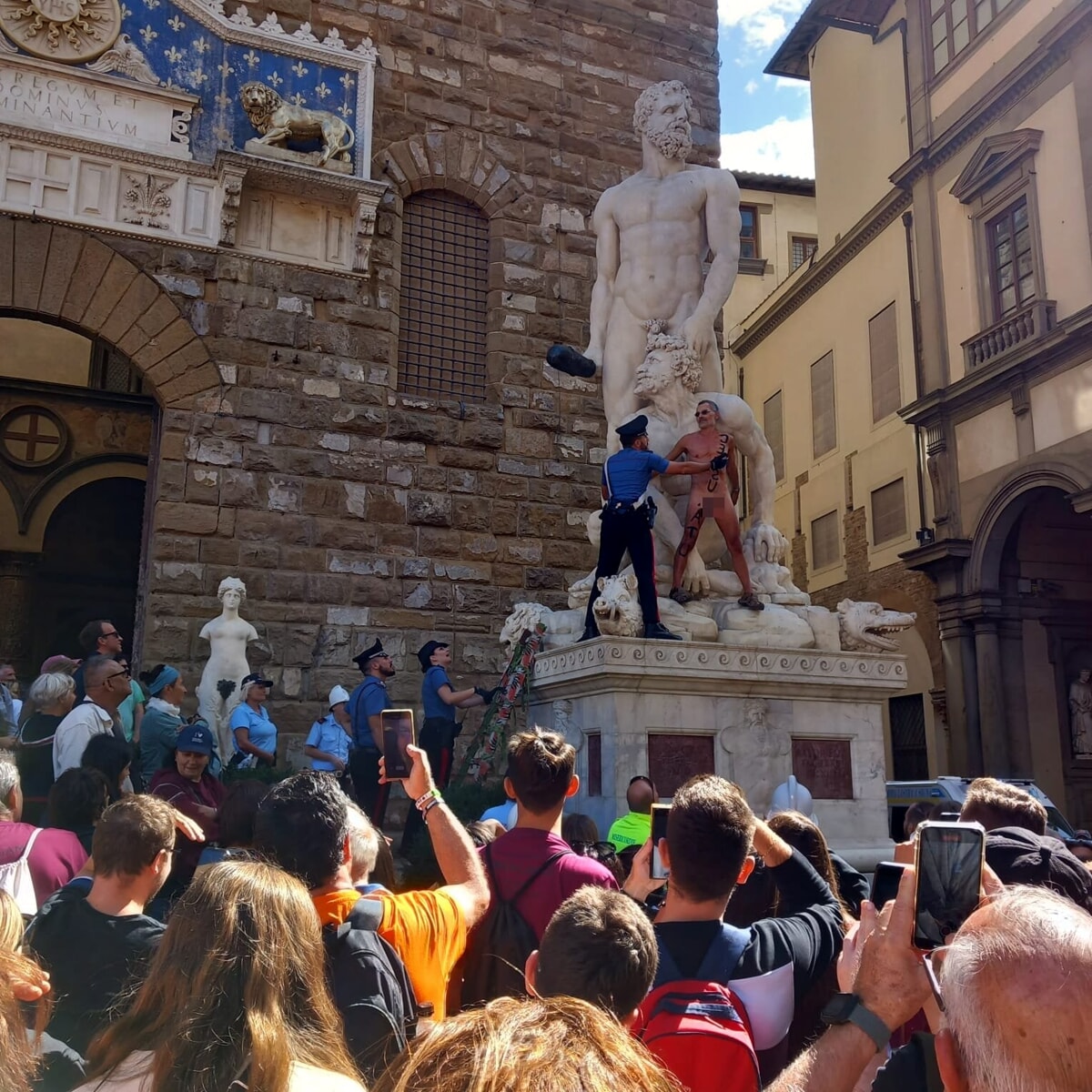 Nudo davanti a Palazzo Vecchio: Pisvejc Vaclav colpisce ancora / FOTO