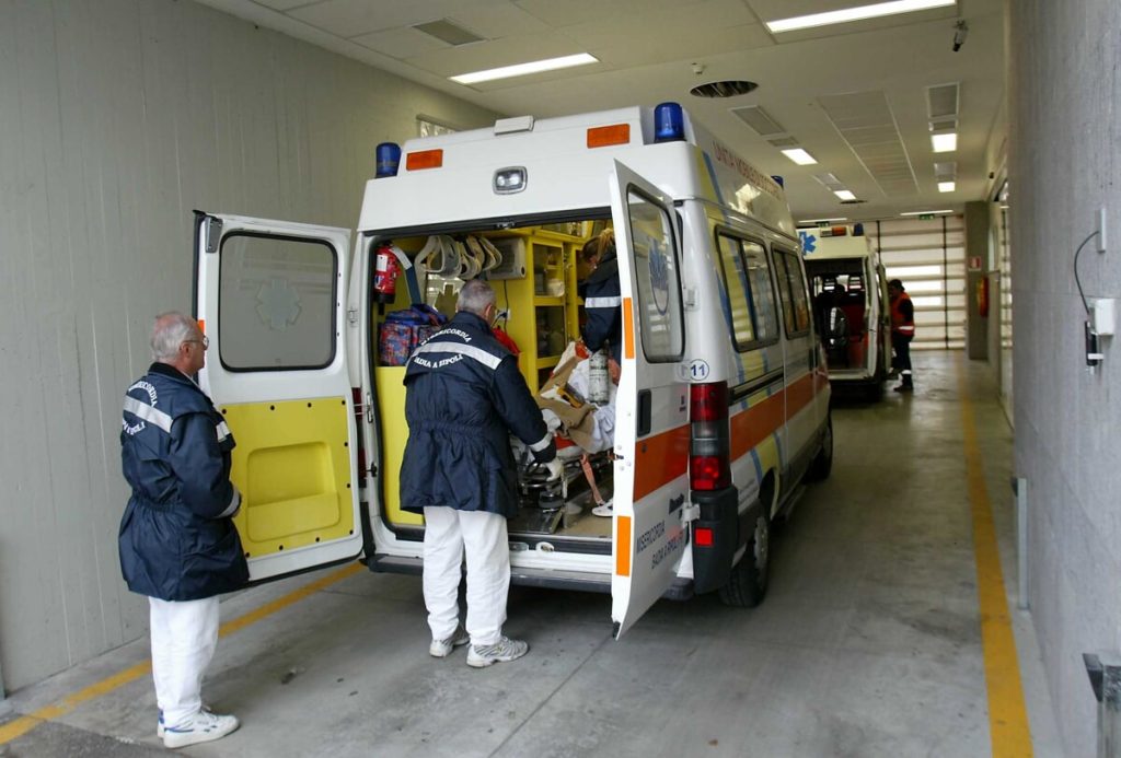 Travolto mentre va al bar: morto investito da un'auto