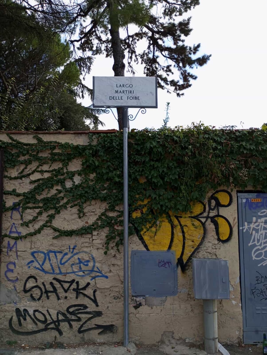 Reinstallata la targa Martiri delle Foibe che era stata vandalizzata