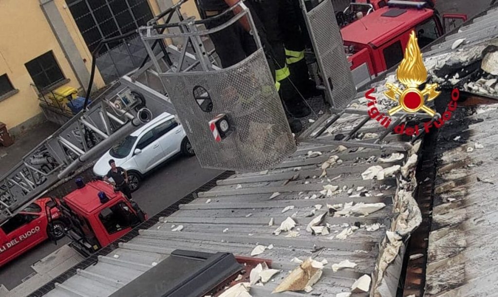 Brucia la copertura di una fabbrica, i vigili del fuoco isolano l'incendio