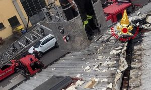 Brucia la copertura di una fabbrica, i vigili del fuoco isolano l'incendio