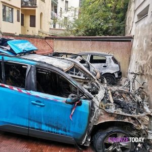 Torna l'incubo del piromane: auto completamente bruciate, condominio evacuato / LE IMMAGINI