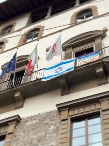 Il sindaco Nardella fa esporre la bandiera di Israele su Palazzo Vecchio / FOTO