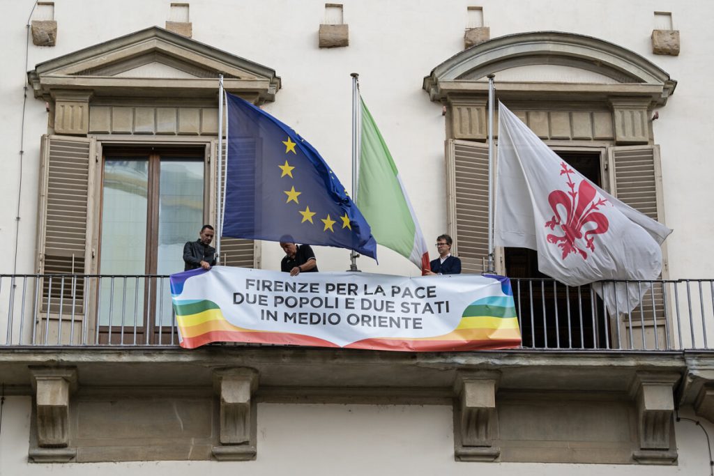 Palazzo Vecchio: via la bandiera di Israele, arriva quella della pace. "Due popoli, due Stati"