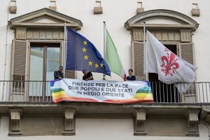 Palazzo Vecchio: via la bandiera di Israele, arriva quella della pace. "Due popoli, due Stati"