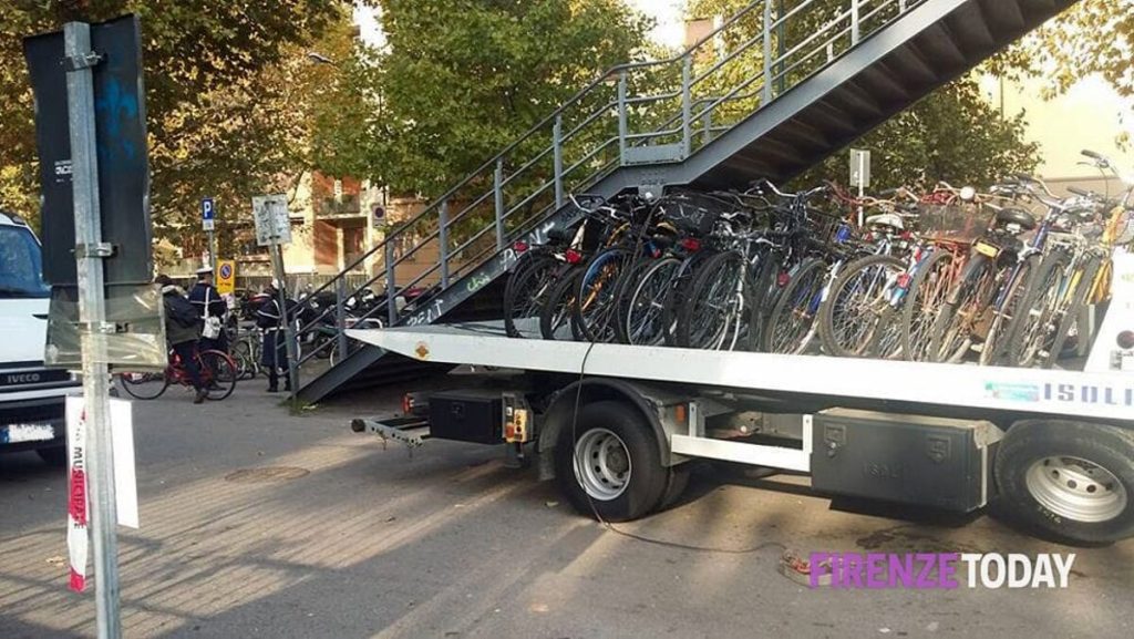 Bici, torna la pulizia delle rastrelliere: le vie coinvolte. "Toglietele o saranno rimosse (con multa)"